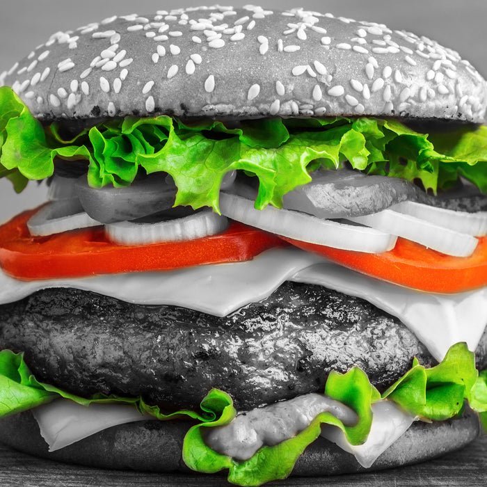 leckerer Hamburger mit Zwiebeln, Glasbild Quadratisch