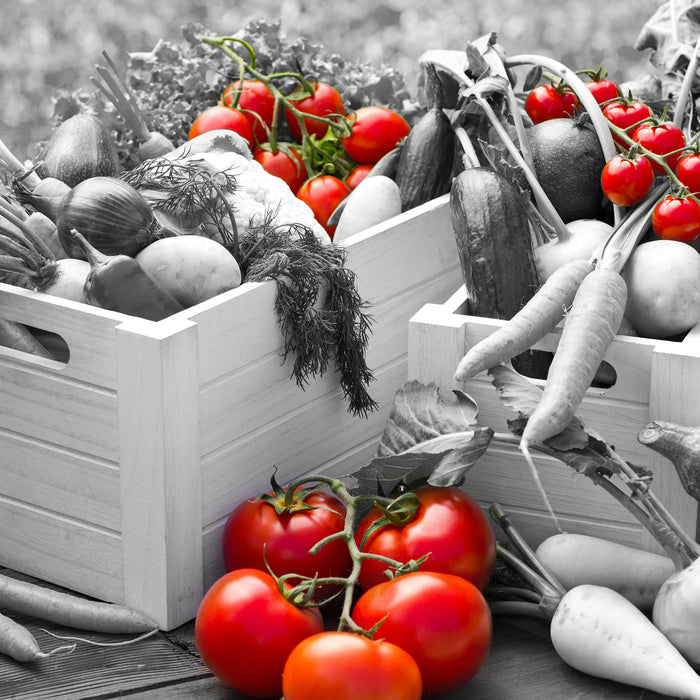 Gemüse in Holzkisten, Glasbild Quadratisch