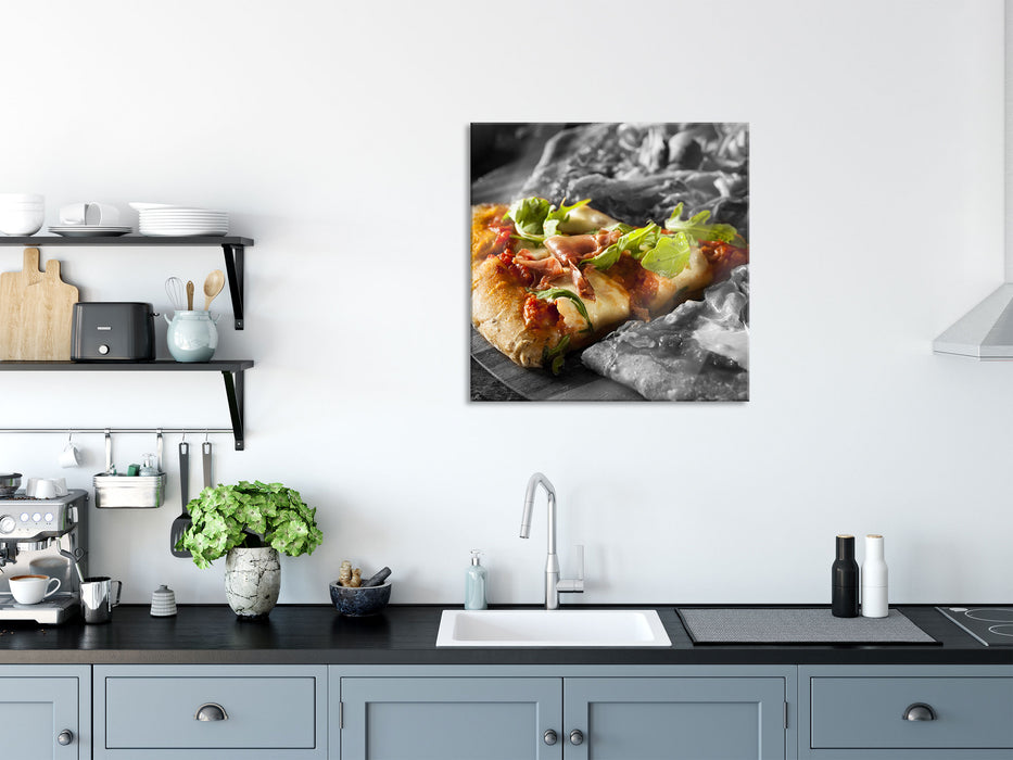 Pizza mit Bacon und Rucola, Glasbild Quadratisch