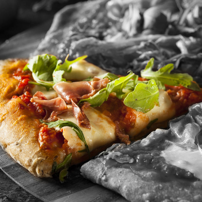 Pizza mit Bacon und Rucola, Glasbild Quadratisch