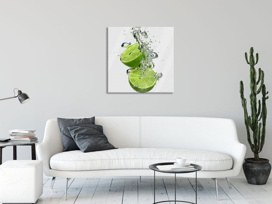 Leckere grüne Limetten im Wasser, Glasbild Quadratisch