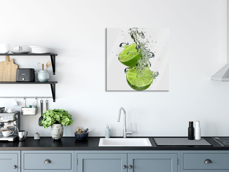 Leckere grüne Limetten im Wasser, Glasbild Quadratisch