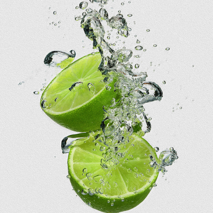 Leckere grüne Limetten im Wasser, Glasbild Quadratisch