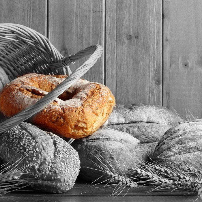 frische Brötchen in Korb, Glasbild Quadratisch