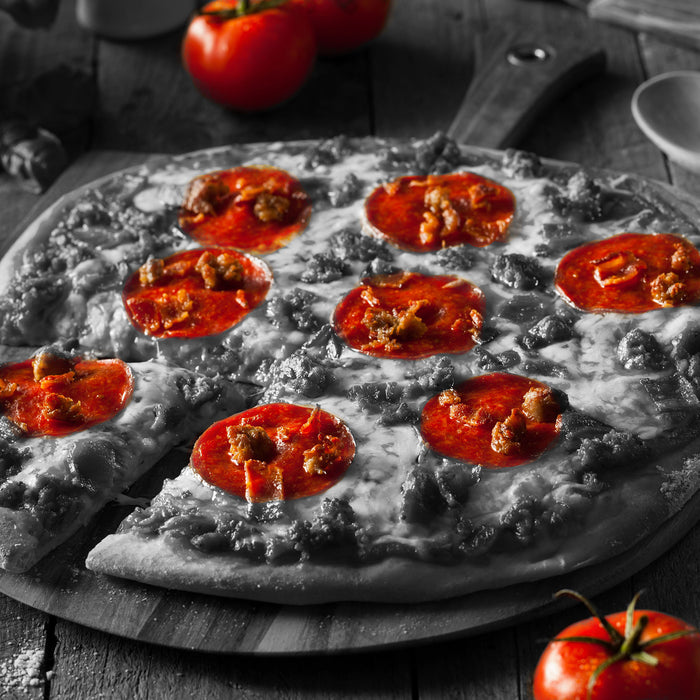 Salamipizza frisch aus dem Ofen, Glasbild Quadratisch