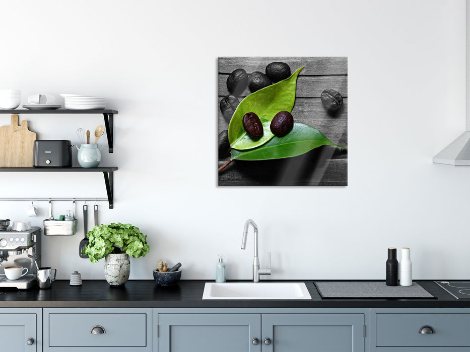 kleine Kaffeebohnen auf Blättern, Glasbild Quadratisch