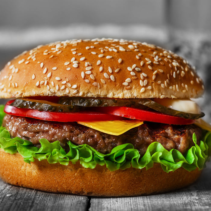 appetitlicher Cheeseburger, Glasbild Quadratisch