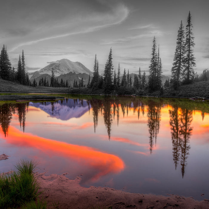 Sonnenaufgang an kleinem Bergsee, Glasbild Quadratisch