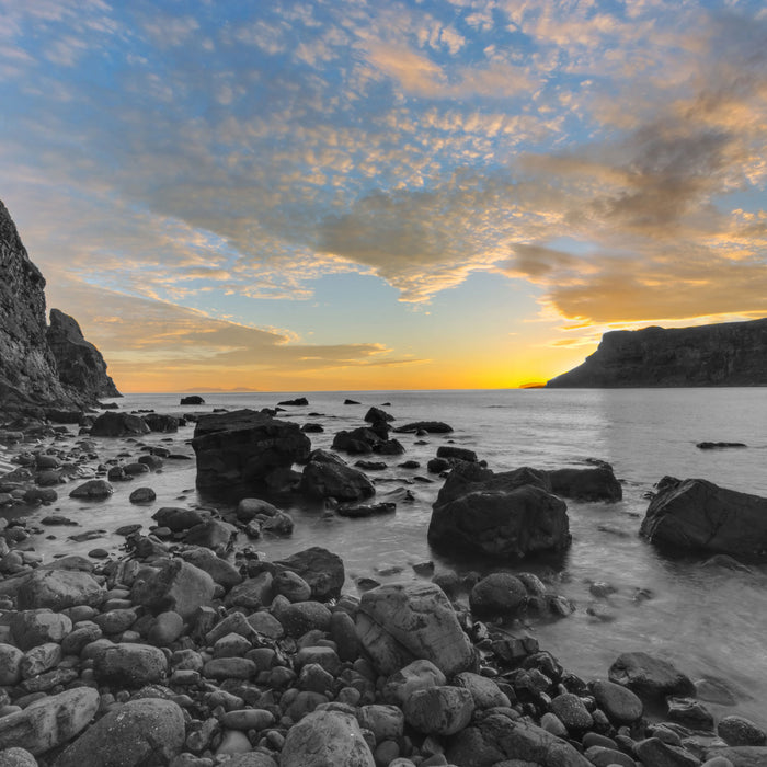 Ruhiger Felsstrand, Glasbild Quadratisch