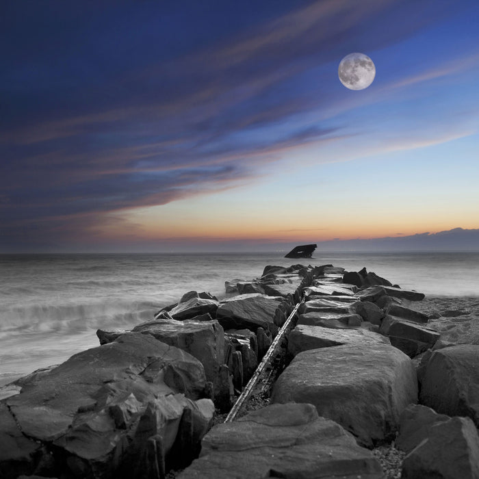 Steinmauer am Meer, Glasbild Quadratisch