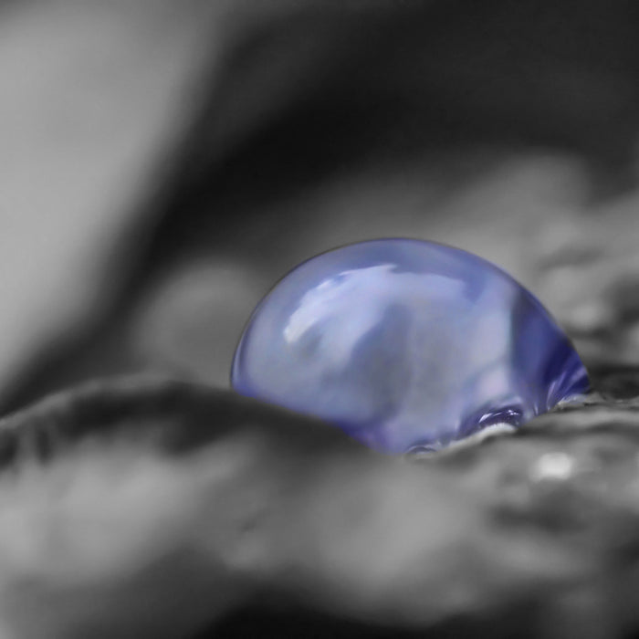 blauer Wassertropfen auf Blatt, Glasbild Quadratisch