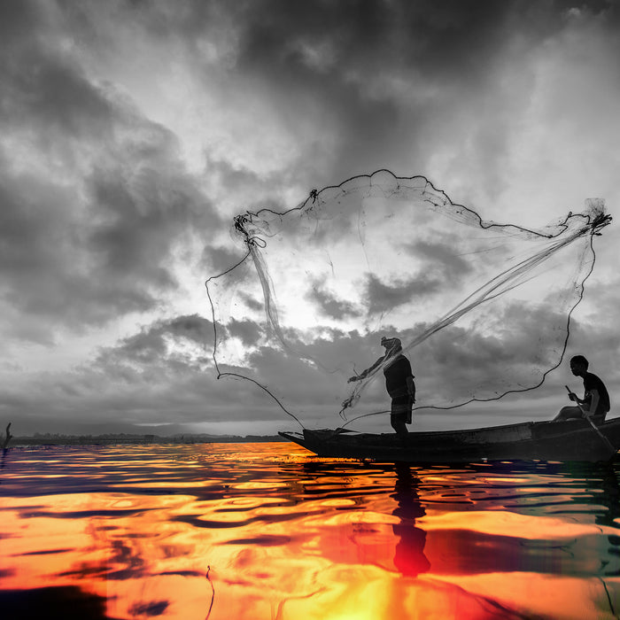 Angler mit großem Fangnetz, Glasbild Quadratisch