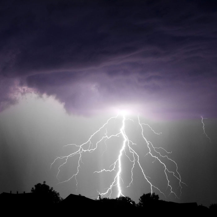 Gewitter über Häusern, Glasbild Quadratisch