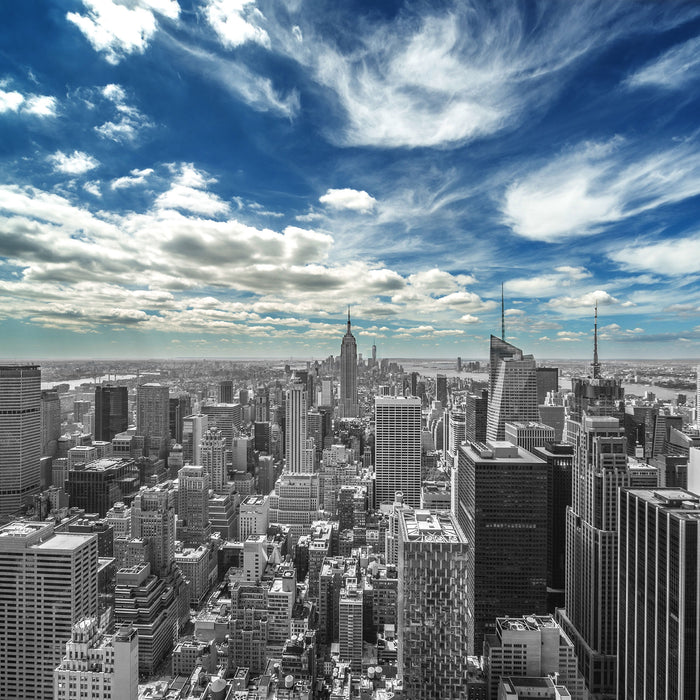 New York unter bewölktem Himmel, Glasbild Quadratisch