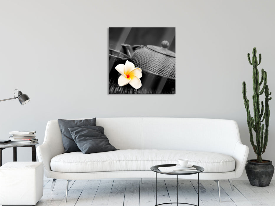 Teekanne mit Jasminblüte, Glasbild Quadratisch