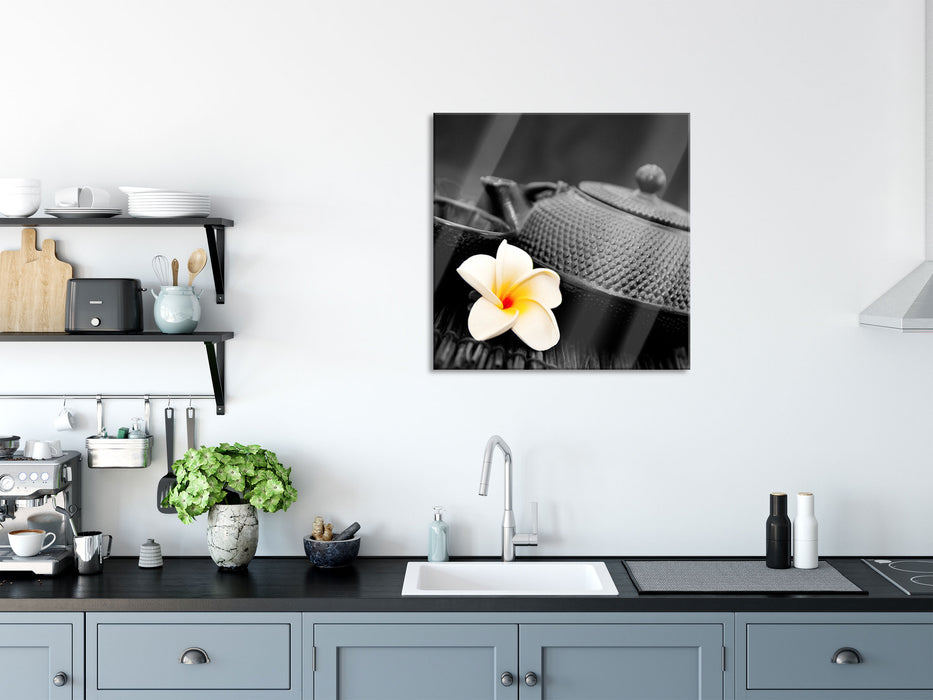 Teekanne mit Jasminblüte, Glasbild Quadratisch