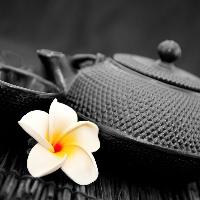 Teekanne mit Jasminblüte, Glasbild Quadratisch