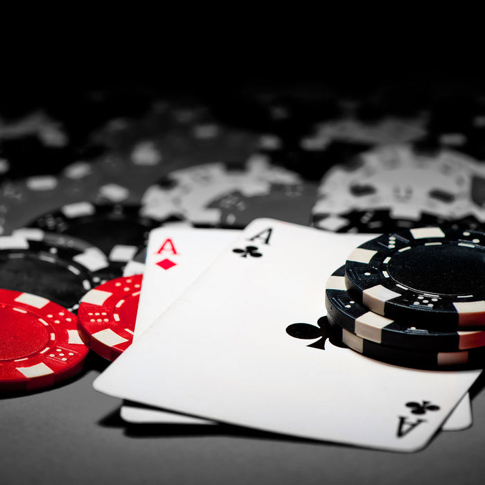 Spielkarten auf Pokertisch, Glasbild Quadratisch