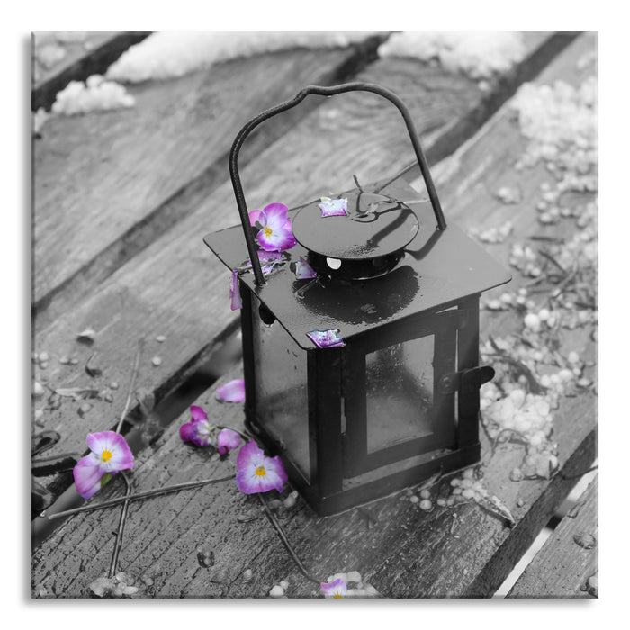 Laterne mit Blüten im Regen, Glasbild Quadratisch
