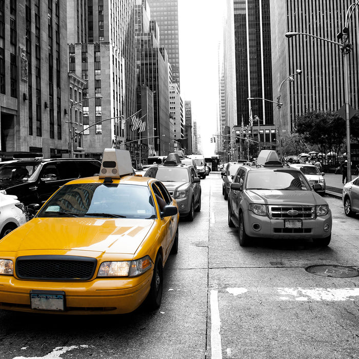 Gelbes Taxi in New York, Glasbild Quadratisch