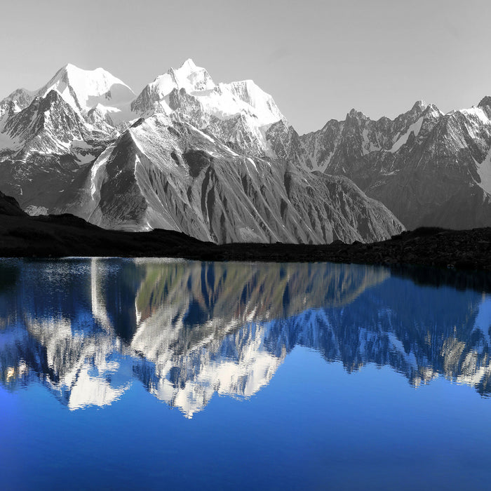 Gewaltige Berge vor Spiegelsee, Glasbild Quadratisch