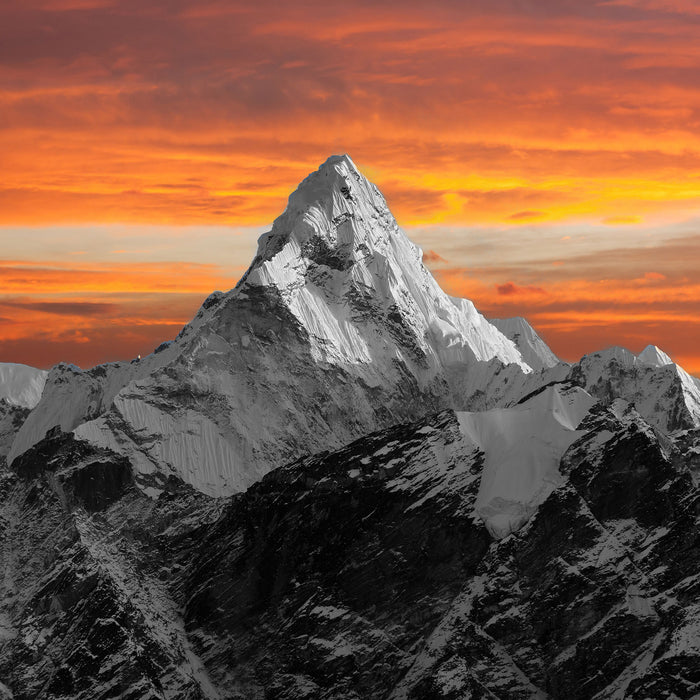 Hoher schneebedeckter Berg, Glasbild Quadratisch