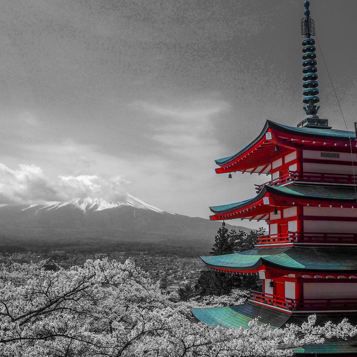 Japanisches Gebäude mit Berg, Glasbild Quadratisch