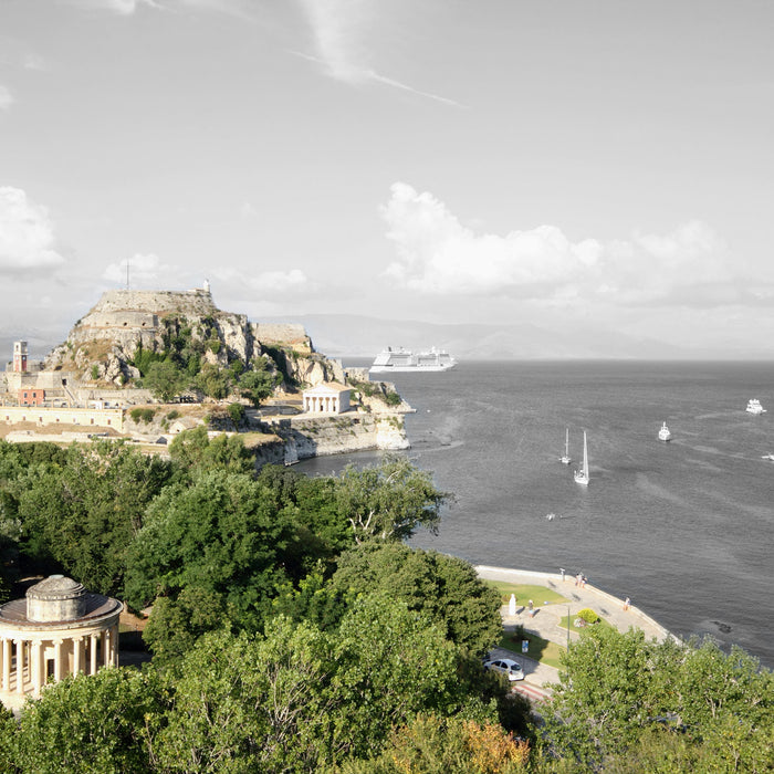 Aussicht auf Agios Mattheos, Glasbild Quadratisch