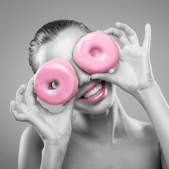 Frau mit Donut Augen, Glasbild Quadratisch