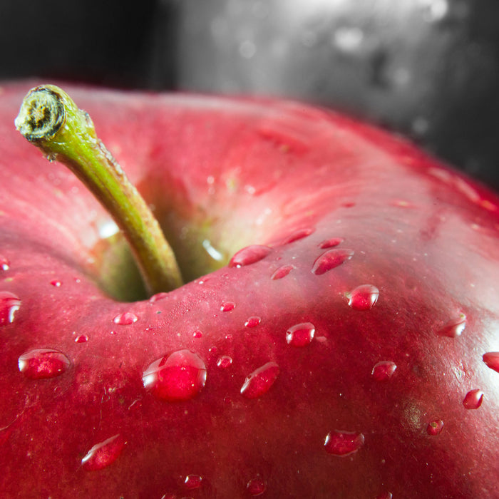 roter Apfel mit Wassertropfen, Glasbild Quadratisch