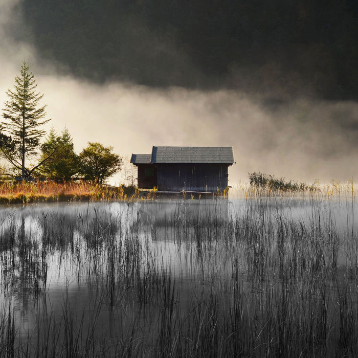 Häuschen am See mit Nebel, Glasbild Quadratisch