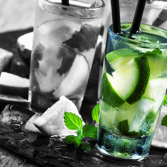 Caipirinhacocktails auf Tablett, Glasbild Quadratisch