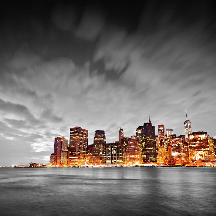 Skyline von New York bei Nacht, Glasbild Quadratisch