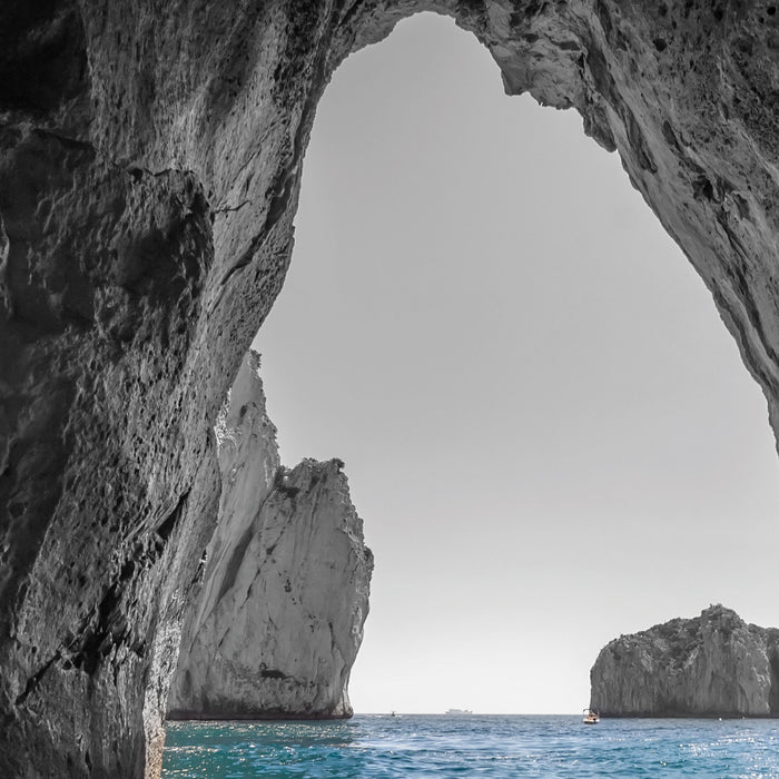 Felsenbucht im Meer schwarz/weiß, Glasbild Quadratisch