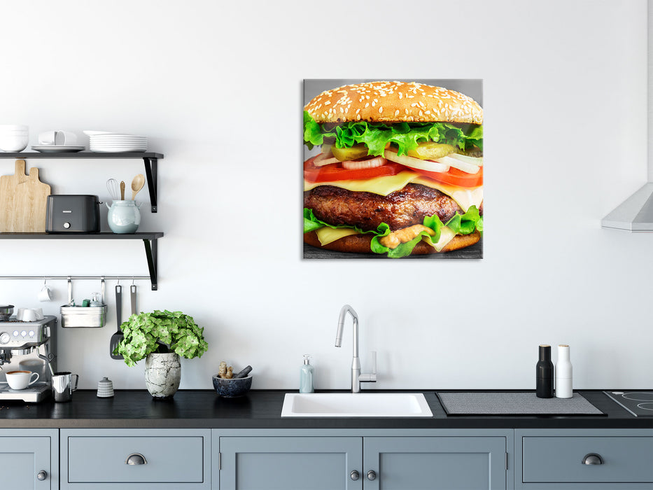 leckerer Hamburger mit Zwiebeln, Glasbild Quadratisch