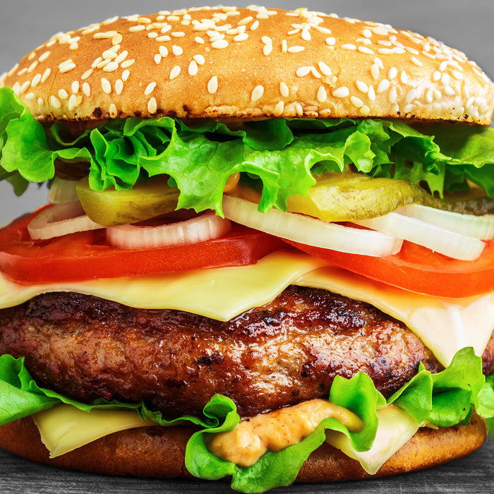 leckerer Hamburger mit Zwiebeln, Glasbild Quadratisch