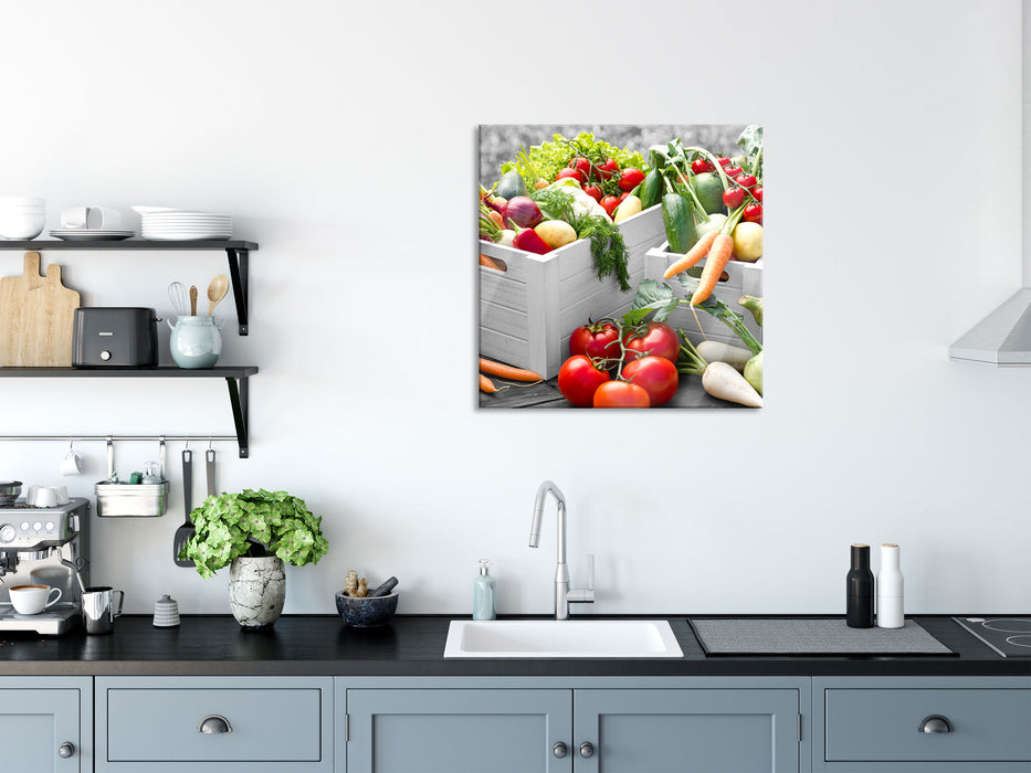 Gemüse in Holzkisten, Glasbild Quadratisch