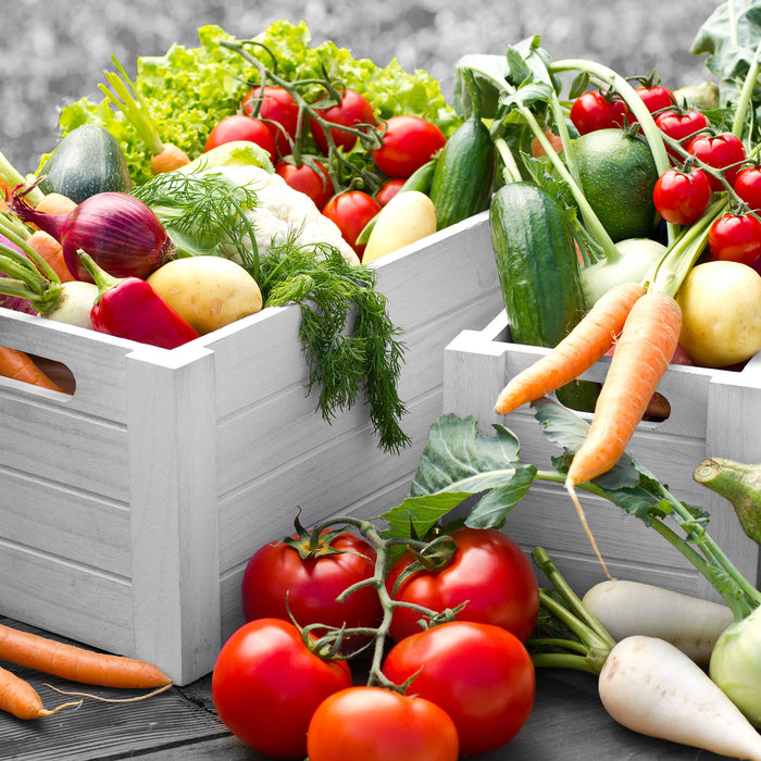 Gemüse in Holzkisten, Glasbild Quadratisch