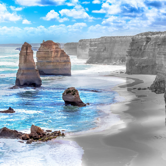 Sandsteinklippen am blauen Meer, Glasbild Quadratisch