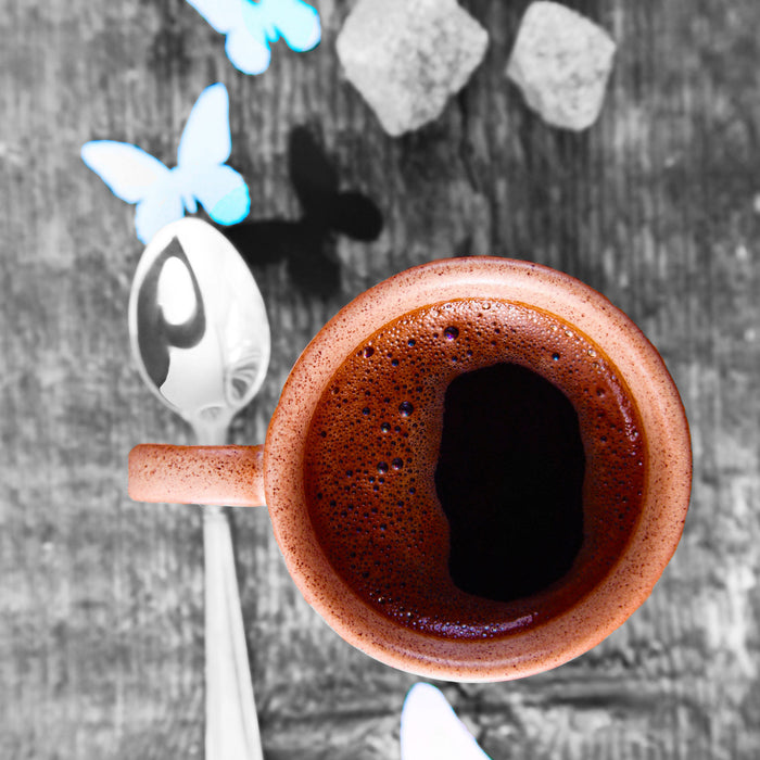 Kaffee mit Schmetterlingsdeko, Glasbild Quadratisch