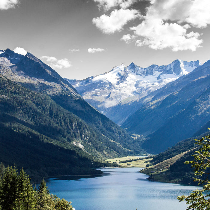 ruhiger See in Berglandschaft, Glasbild Quadratisch