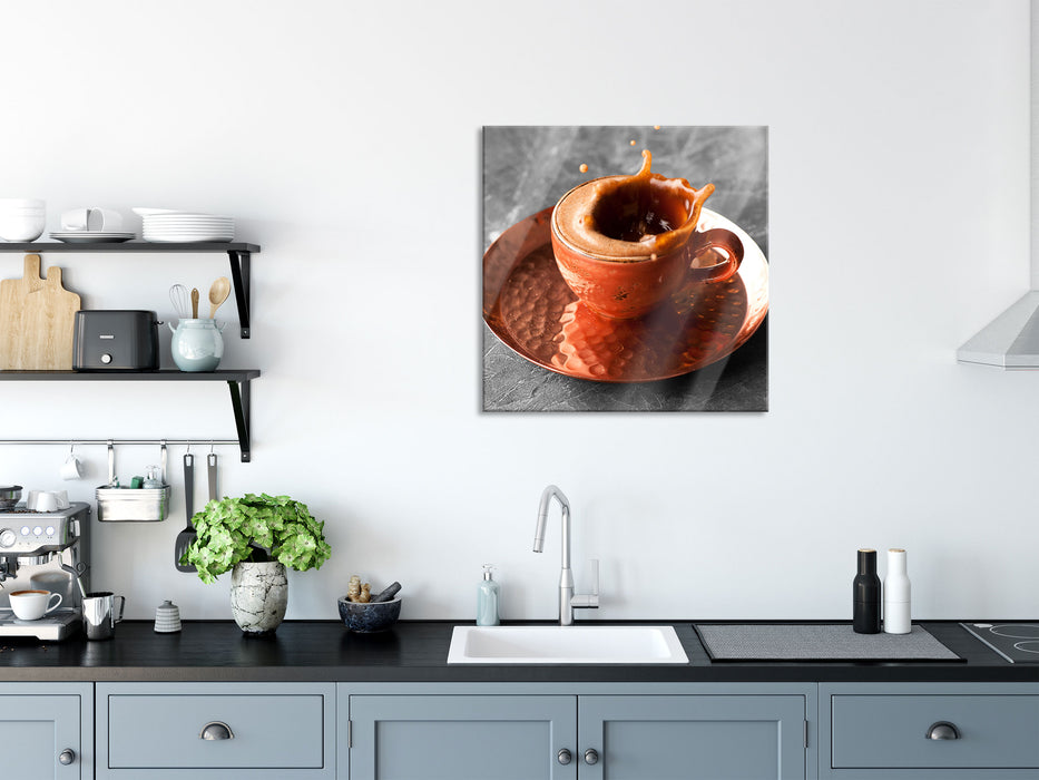 Stück Zucker fällt in Kaffee, Glasbild Quadratisch