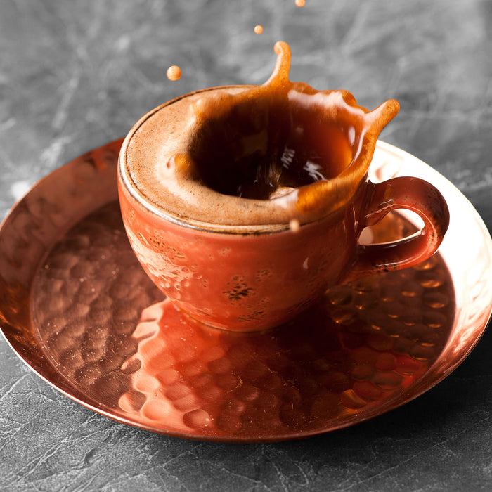 Stück Zucker fällt in Kaffee, Glasbild Quadratisch