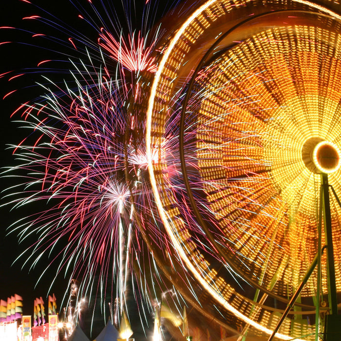 Jahrmarkt mit Feuerwerk, Glasbild Quadratisch