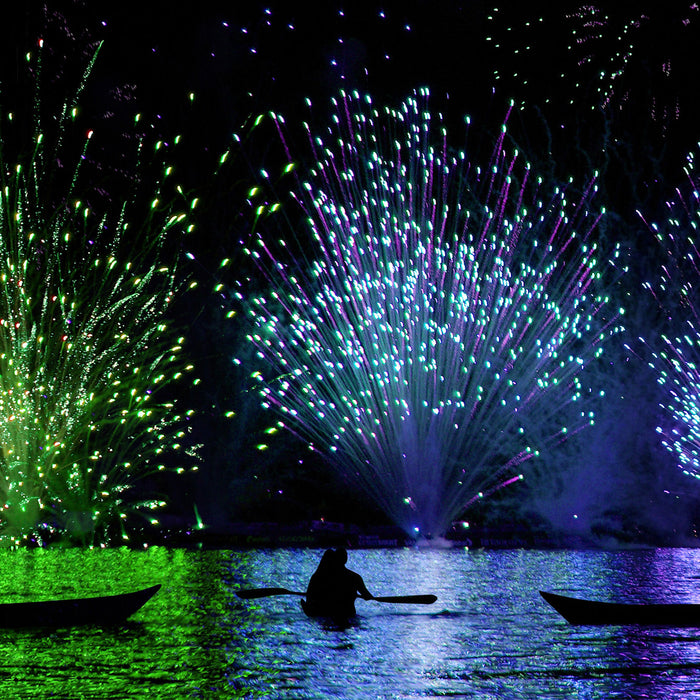 Feuerwerk auf dem Wasser, Glasbild Quadratisch