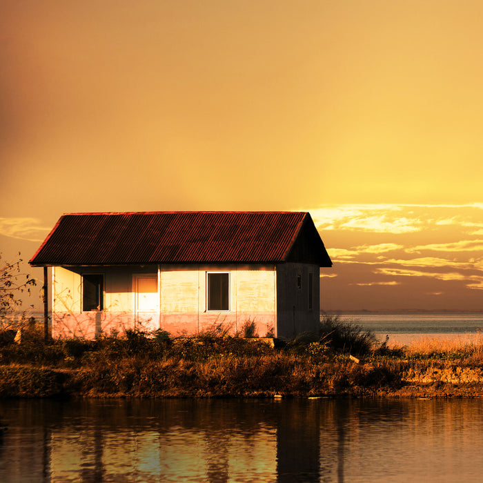 Haus am See bei Sonnenuntergang, Glasbild Quadratisch