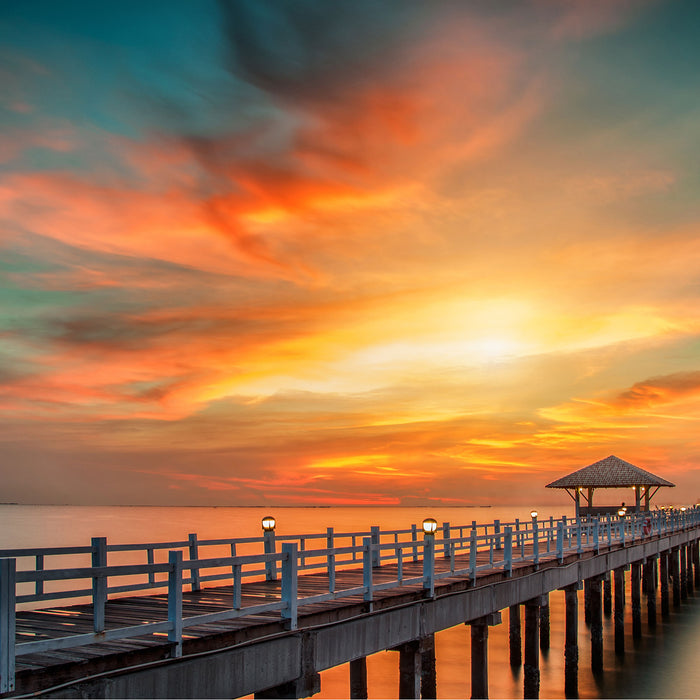 Steg ins Meer bei Sonnenuntergang, Glasbild Quadratisch