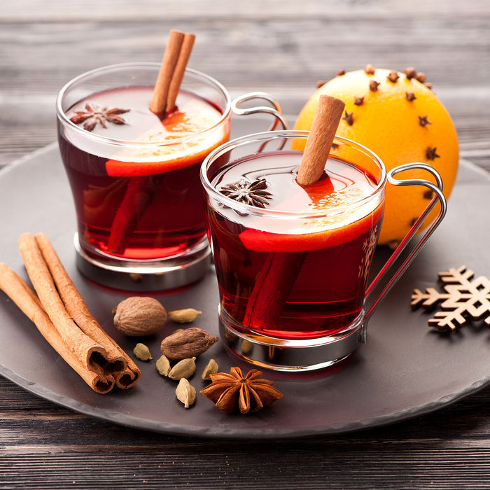 Aromatischer Glühwein mit Zimt, Glasbild Quadratisch