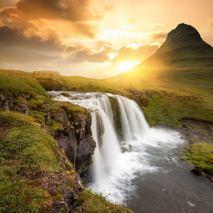 Wasserfall bei Sonnenuntergang, Glasbild Quadratisch