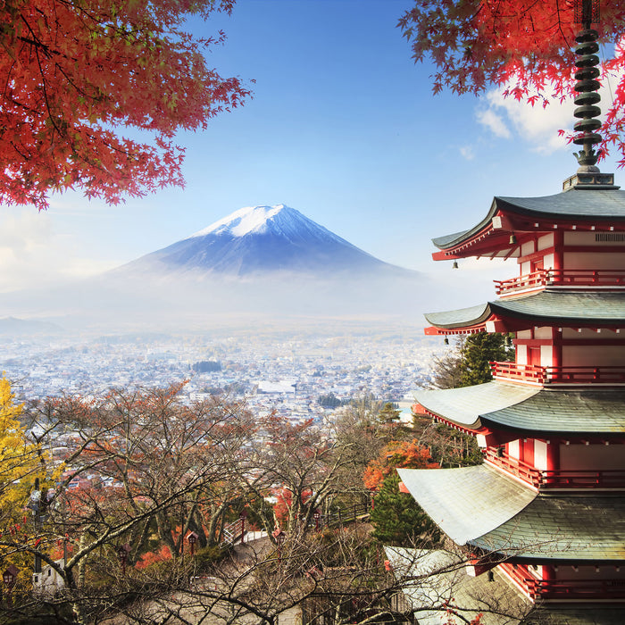 Japanischer Tempel im Herbst, Glasbild Quadratisch
